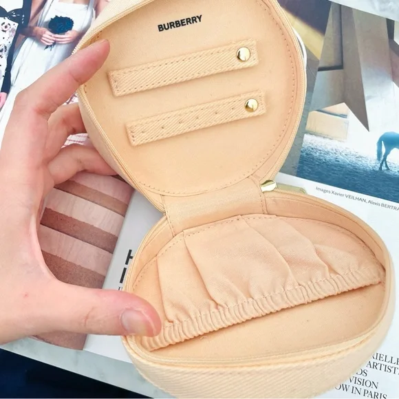 Burberry Round‎ Zip Bag/Jewelry Organizer - Picture 3 of 4